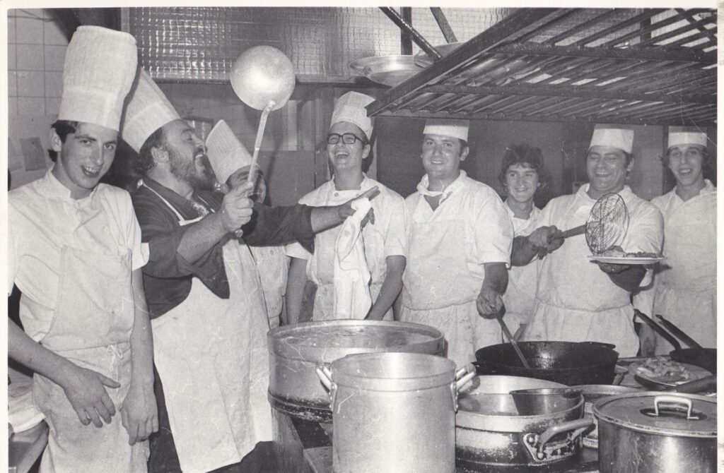 Componentes del Grupo Ercilla en la cocina durante uno de sus eventos.