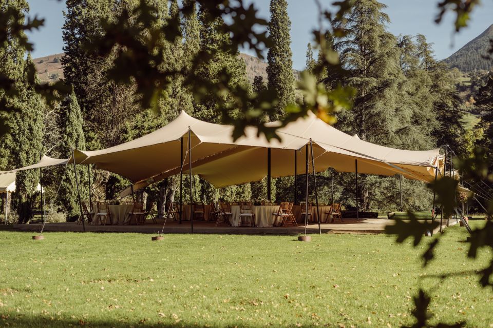 Carpa preparada para cubrir las mesas donde se sentaran los invitados durante el evento.